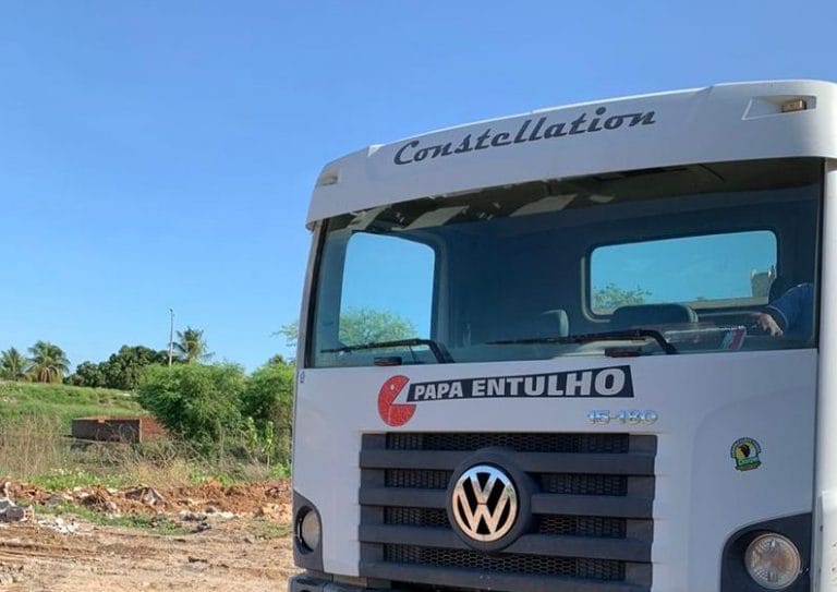Vice-prefeito de Guanambi flagra empresa descartando entulho em lagoa do bairro Ipiranga