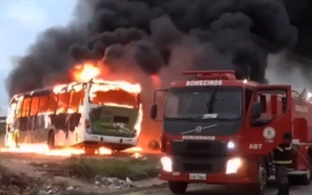 Cerca de 15 homens invadiram ônibus e incendiaram veículo em Vitória da Conquista