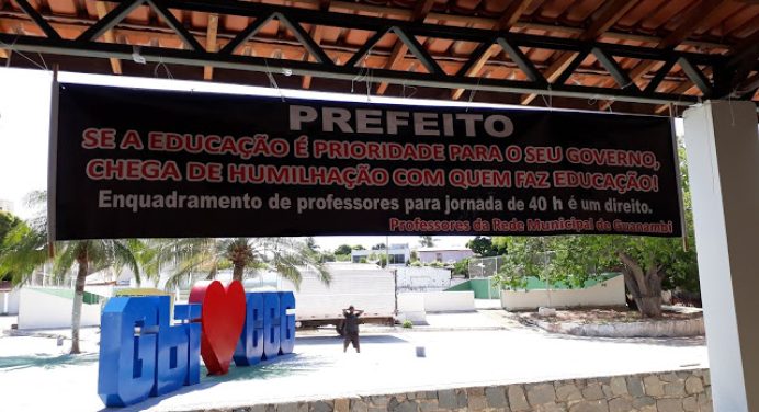 Professores protestam na abertura da 24ª Jornada Pedagógica da Rede Municipal de Guanambi