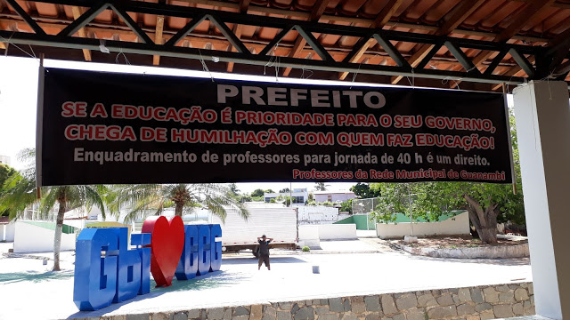 Professores protestam na abertura da 24ª Jornada Pedagógica da Rede Municipal de Guanambi