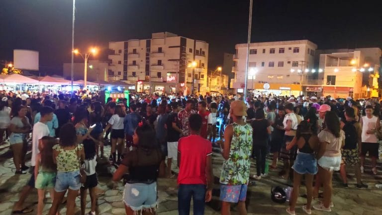 Jovens organizam bloquinho de carnaval na Praça do Feijão, mas PM interrompe festa