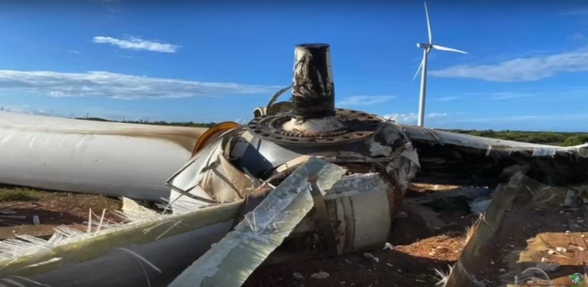 Hélice de torre eólica com mais de 20 metros desaba no litoral do Piauí