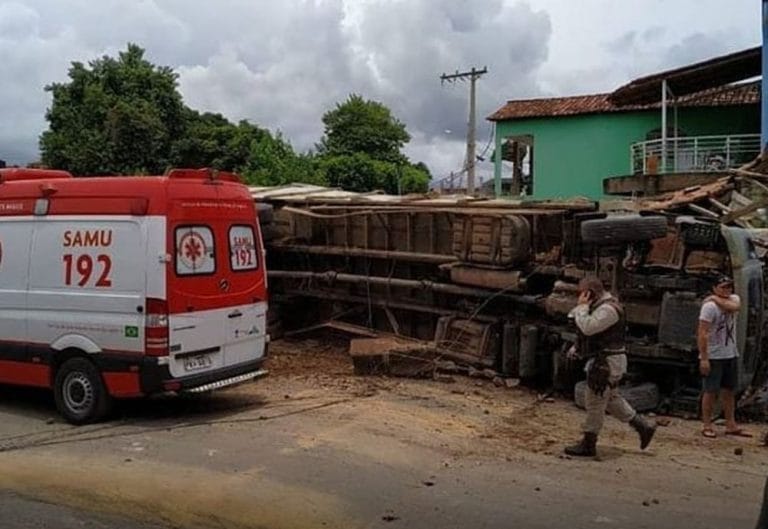 Carreta sem freio invadiu calçada, matou dois pedestres e destruiu casa em Correntina