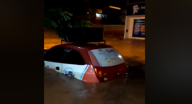Chuvas fortes causaram alagamentos em Caculé e em Macaúbas