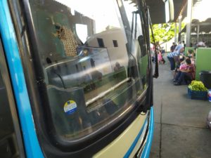 Passageiros voltam a protestar contra precariedade de ônibus da Novo Horizonte em Guanambi