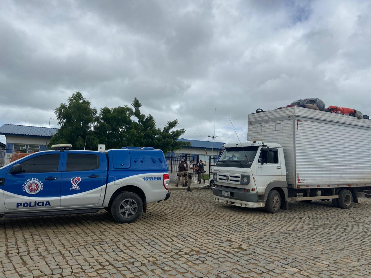 PM da Bahia apreende caminhão baú transportando 32 pessoas do Paraná para Paraíba