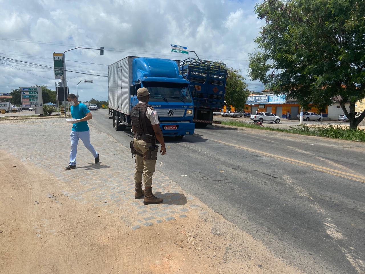 PM e PRF distribuem refeições para caminhoneiros na BR-116 na Bahia