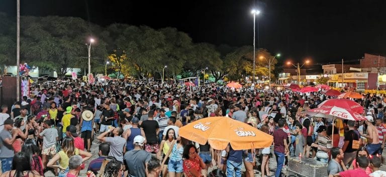 Após ser remarcado, bloco “A Minha Mãe Não Deixa” leva grande público à Praça do Feijão
