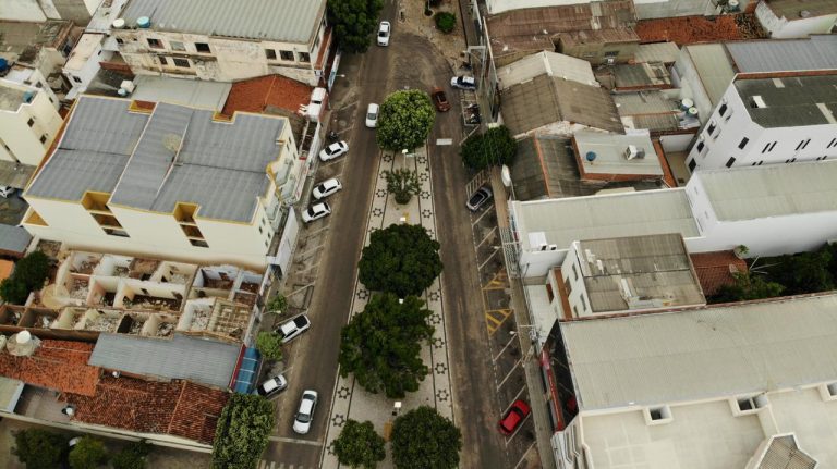 Imagens aéreas mostram Guanambi quase sem movimento devido a distanciamento social