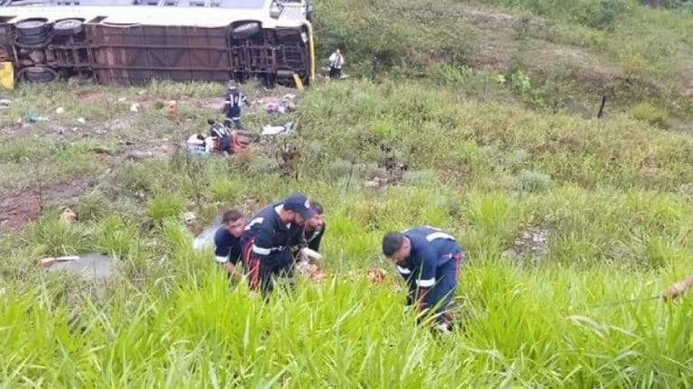 Acidente de ônibus deixa 25 feridos e duas pessoas mortas no Sul da Bahia