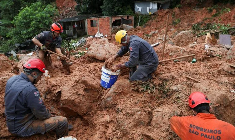Sobe para 18 o número de mortos após temporal na Baixada Santista