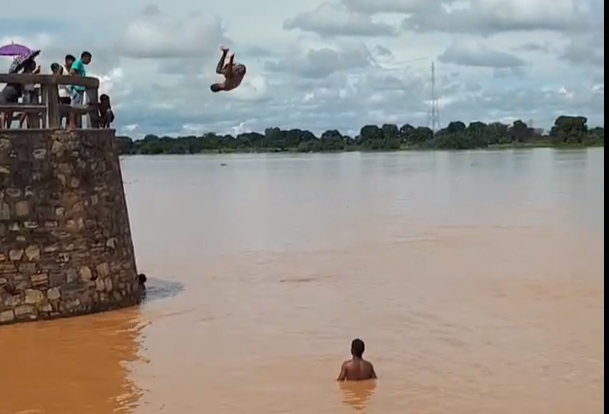 Vídeo: Banhistas se arriscam pulando de paredão do cais do rio São Francisco em Carinhanha