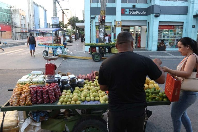 Câmara aprova ‘coronavoucher’ de R$ 600 para trabalhadores informais