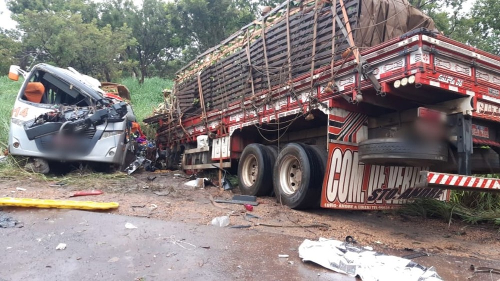 Acidente entre caminhão ônibus deixou 11 mortos e 17 feridos no Norte de Minas