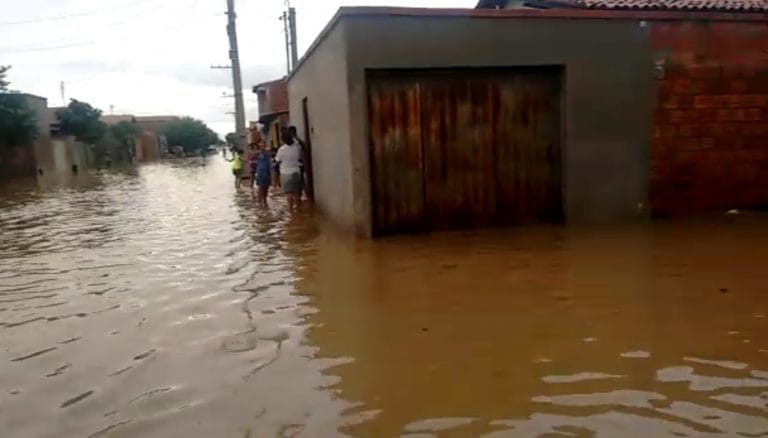 Temporal causa alagamentos em Malhada