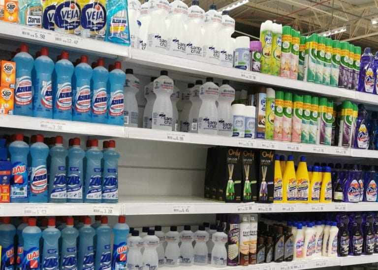 Álcool gel some das prateleiras e custa até 300% mais caro em Guanambi
