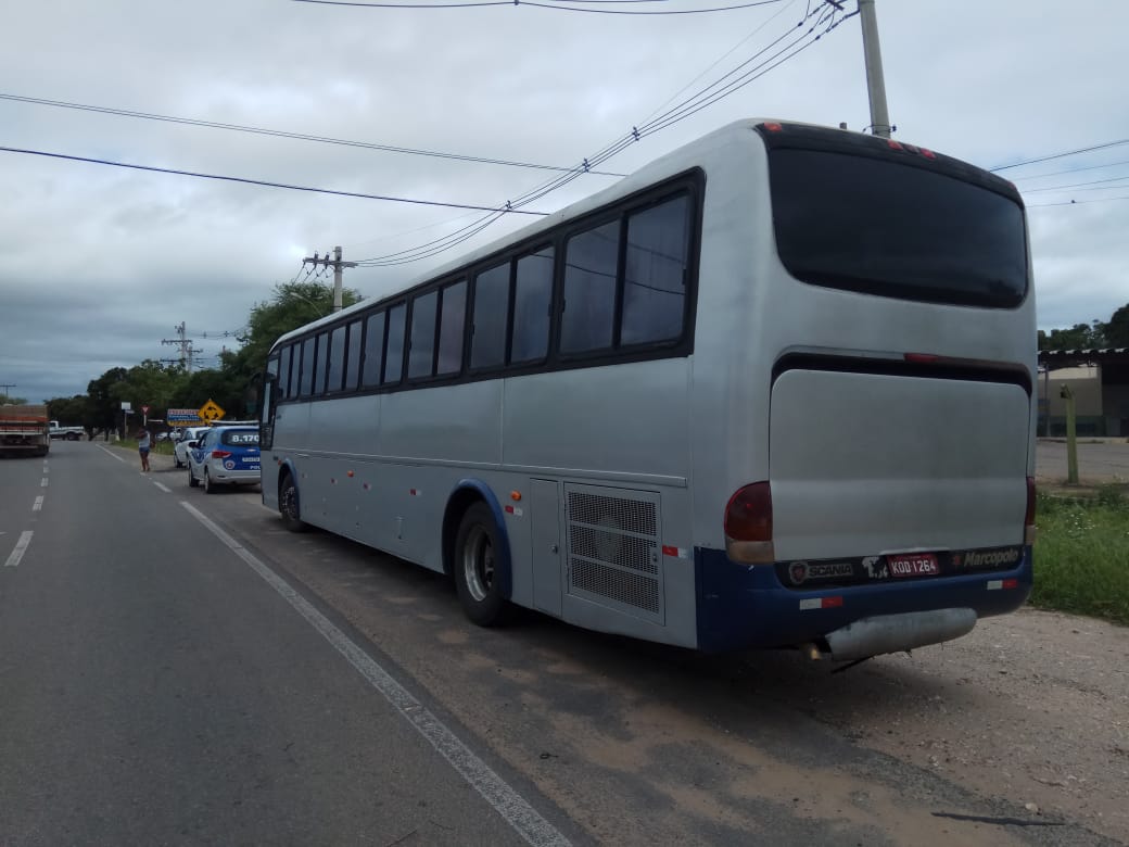 Polícia apreende ônibus clandestino em Guanambi