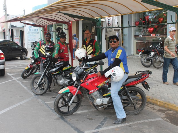 Mototaxistas de Guanambi poderão voltar ao trabalho desde que passageiros usem capacetes próprios
