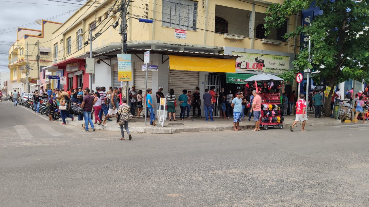 Pagamento de auxílio emergencial aumenta filas de bancos e lotéricas em Guanambi