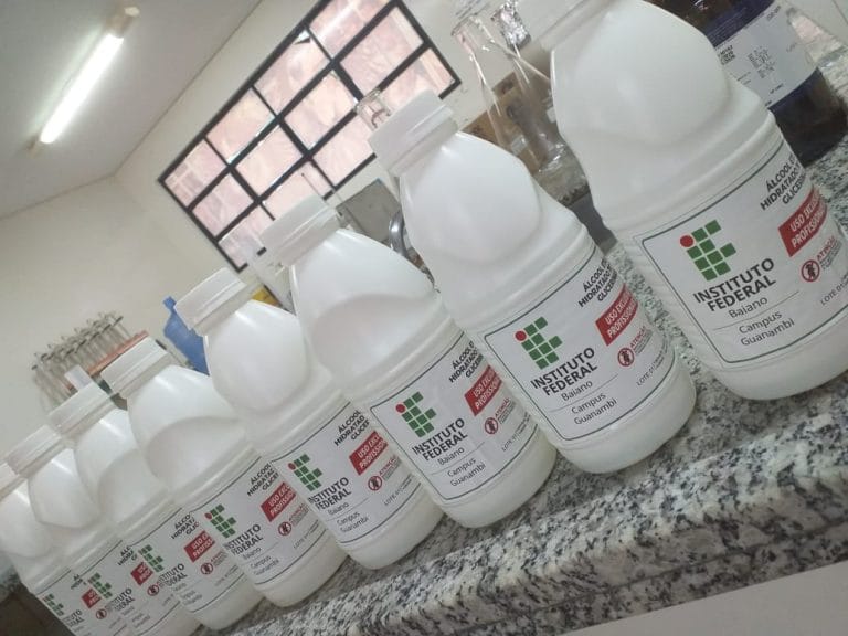 IF Baiano entrega álcool 70º para serviços de saúde em Guanambi e Pindaí