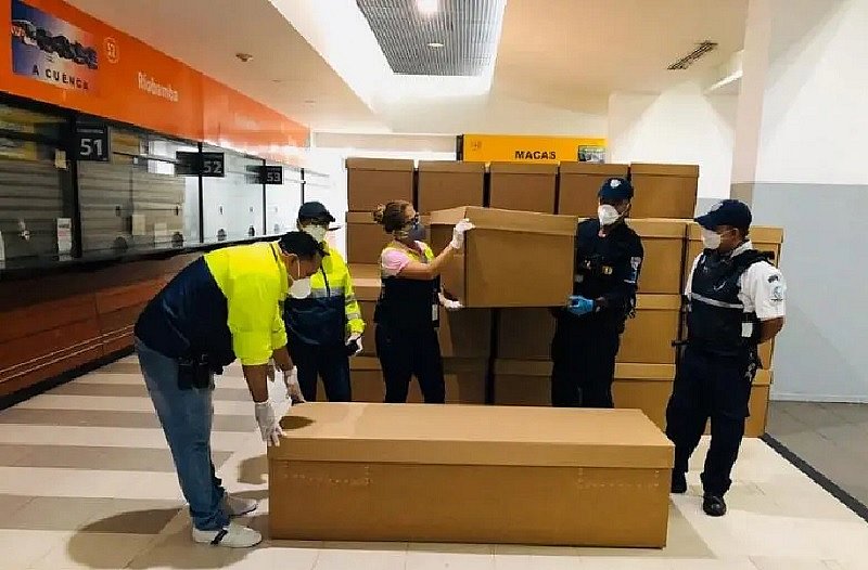 Equador vai enterrar mortos por covid-19 em caixões de papelão