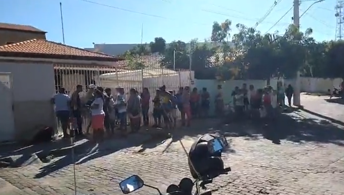 População se aglomera em busca de cestas básicas nas unidades do Cras de Guanambi