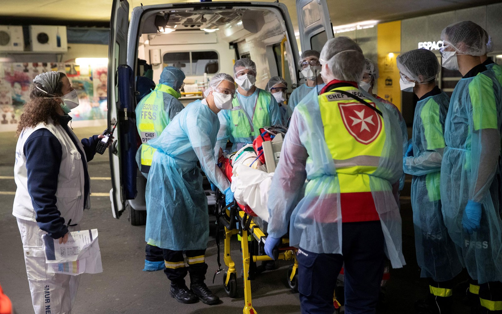 França registra maior número de mortos por coronavírus em um só dia, 1.355 no total