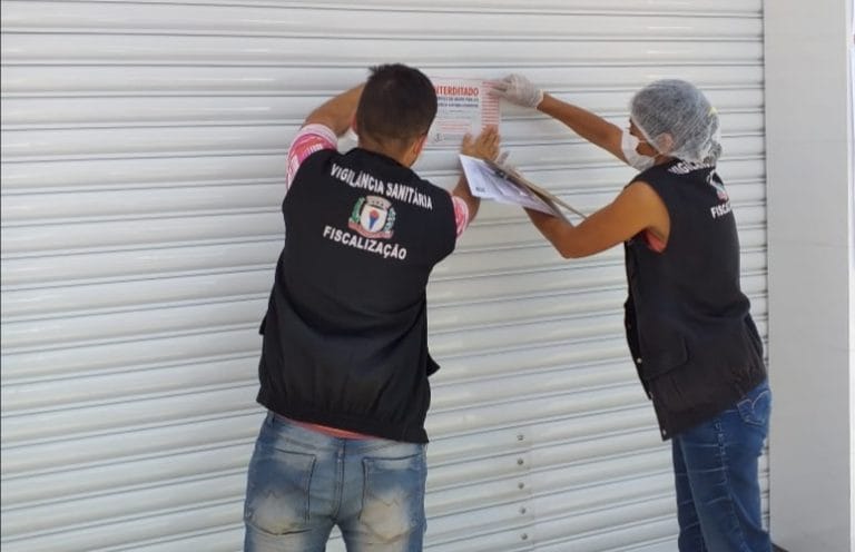 Centro de Guanambi amanhece movimentado e Vigilância Sanitária interdita comércios
