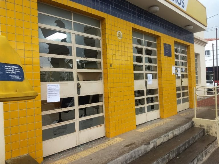 Homem com transtornos mentais quebra agência dos Correios e emissora de rádio em Guanambi