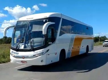Polícia impede entrada de ônibus em Bom Jesus da Lapa, coletivo foi escoltado até Goiás