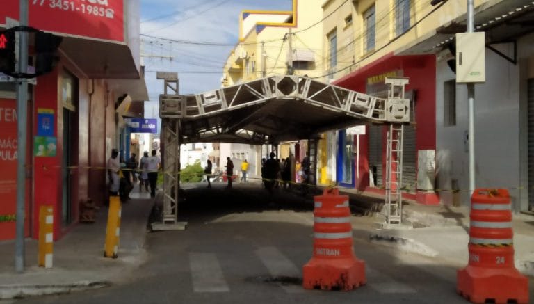 Estrutura é montada para evitar filas no saque do auxílio emergencial em Guanambi