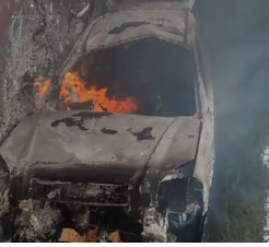 Carro pega fogo após colidir com outro veículo em Caetité