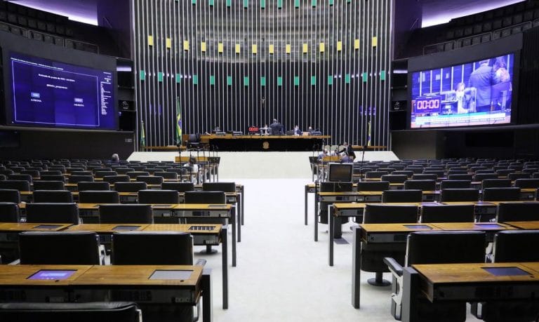 Câmara aprova texto-base de projeto que revoga Lei de Segurança Nacional