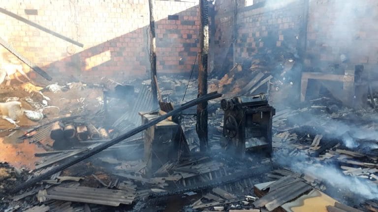Incêndio consome madeireira no bairro industrial em Guanambi