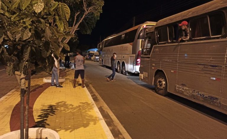 Polícia apreende dois ônibus com 92 passageiros vindos de São Paulo