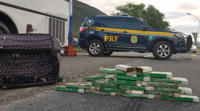 Casal é preso com 17 kg de maconha em ônibus de turismo em Jequié