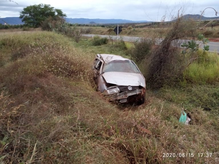Idosa morre e filho fica ferido após acidente automobilístico na BA-612 em Candiba