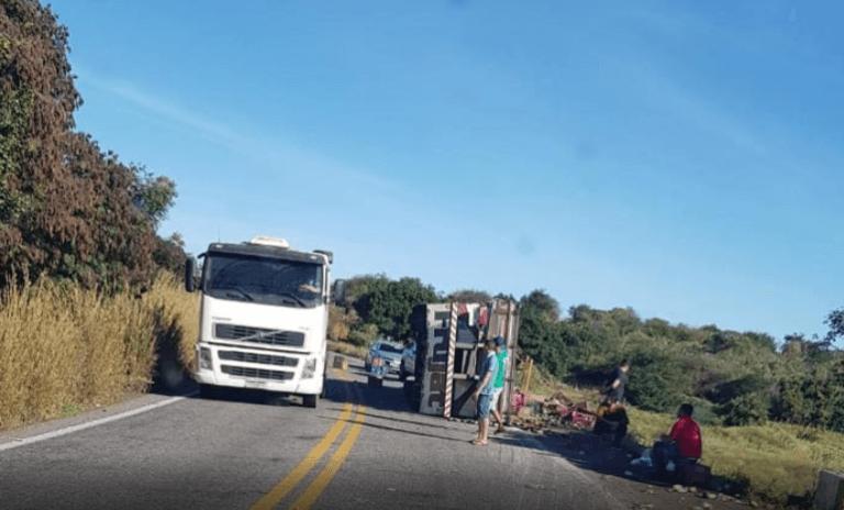 Caminhão carregado com frutas tomba na BR-030