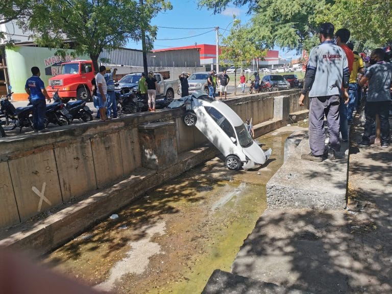 Carro cai no canal da feira após ser atingido por outro veículo
