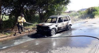 Veículo pega fogo em avenida de Guanambi