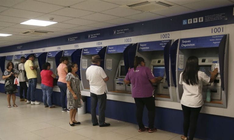 Caixa começa a pagar terceira parcela de auxílio emergencial neste sábado (27)