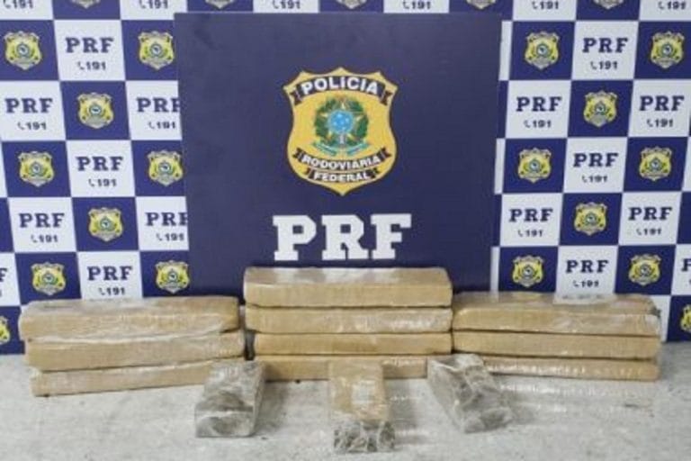 Motorista capota veículo após fugir da PRF com 10 kg de maconha em Vitória da Conquista