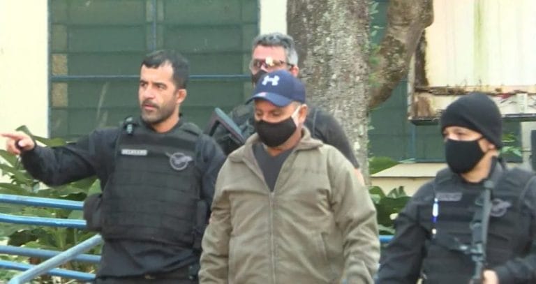Queiroz deixa a prisão usando tornozeleira eletrônica