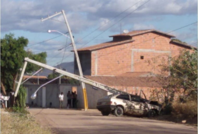 Motoristas perdem controle e carros destroem poste e muro de residência em Guanambi