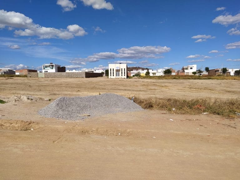 Após 10 meses de atraso, prefeito assina ordem de serviço do Hospital Municipal de Guanambi