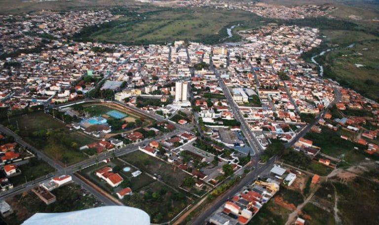 Com 20 óbitos, taxa de mortalidade por Covid-19 em Itapetinga é 4 vezes maior que em Vitória da Conquista