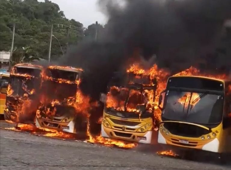 Incêndio destrói parte de frota de ônibus dentro de garagem em Ilhéus