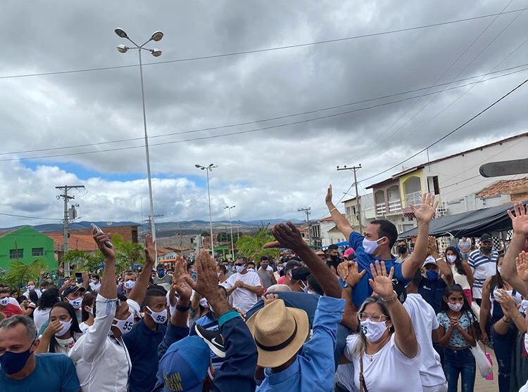 Pré-candidato a prefeito de Ituaçu promove aglomeração e campanha antecipada