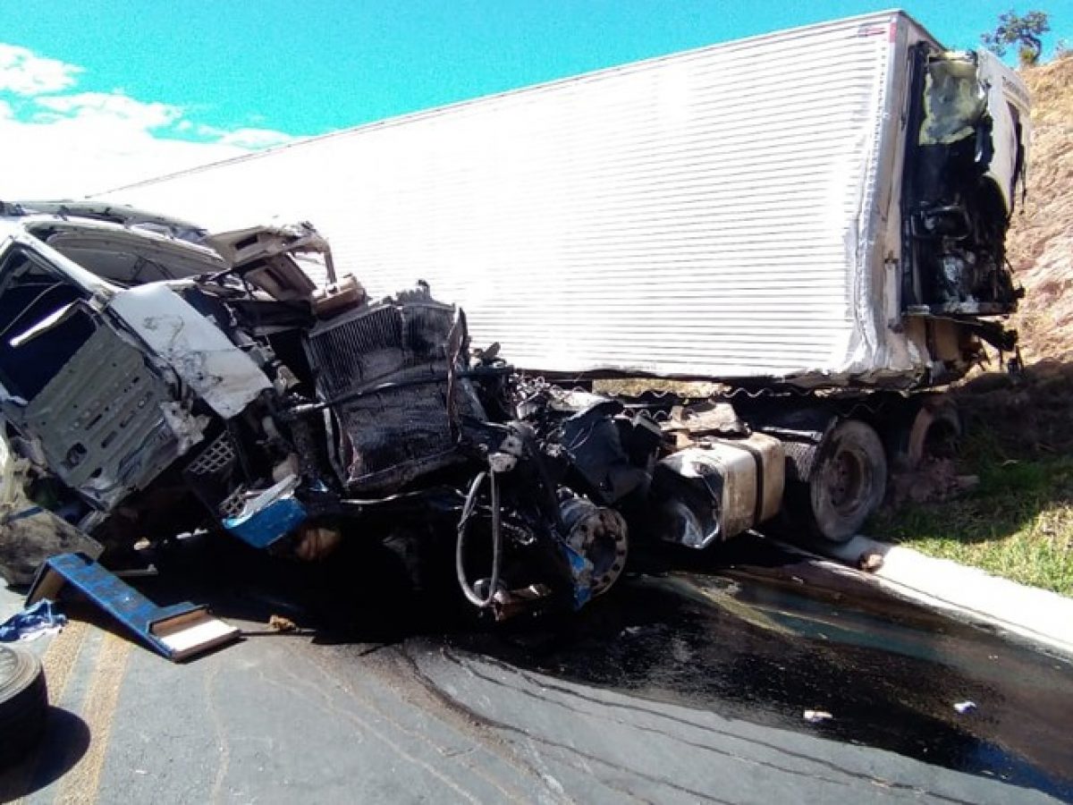 BR-251 é liberada 14h após acidente que deixou oito mortos no Norte de Minas