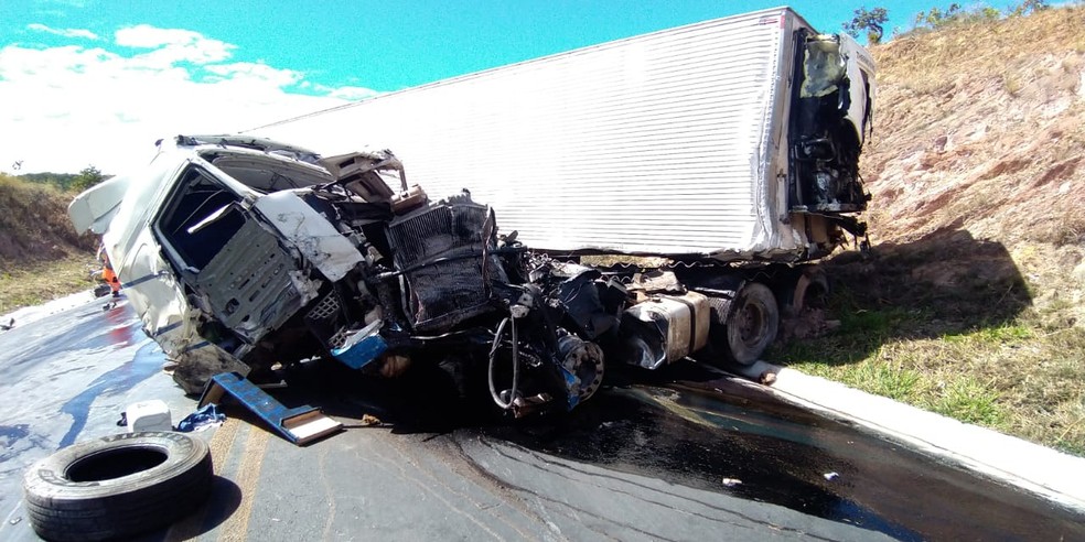 BR-251 é liberada após 23 horas de interdição nos dois sentidos; carreta de  combustível tombou em Francisco Sá, Grande Minas